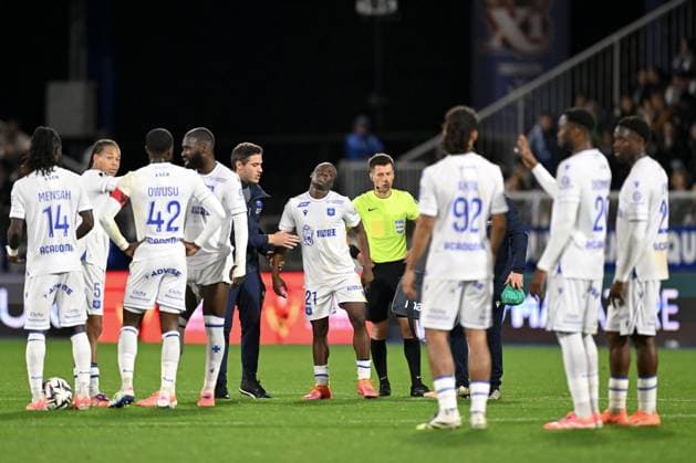 AJ Auxerre v Olympique de Marseille - Ligue 1 McDonald s 2025 2026 Benoit BASTIEN (ARBITRE) - 21 Lasso COULIBALY (aja) during the Ligue 1 McDonald s match between Auxerre and Marseille at Stade de L Abbe-Deschamps on November 1, 2025 in Auxerre, France. Auxerre France  Copyright: xIconxSportx 776408542