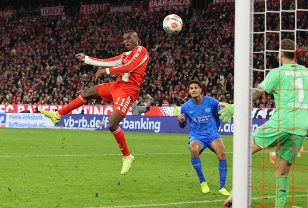 11 Nicolas Jackson FCB scores the goal for 2 0 against 1 Mark Flekken Leverkusen Football 1 BL FC Bayern München Bayer 04 Leverkusen 01 11 2025 Allianz Arena PHOTO Mladen Lackovic LakoPress
