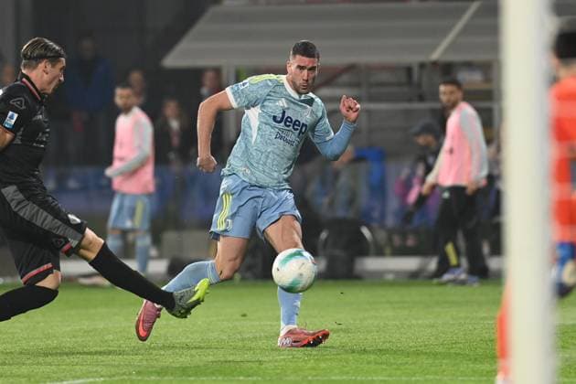 Dusan Vlohovic (Juventus Fc) in action during US Cremonese vs Juventus FC, Italian soccer Serie A match in Cremona, Italy, November 01 2025  Copyright: xGianlucaxRicci IPAxSportx xipa-agency.netx xx IPA_67370086 IPA_Agency_IPA67370086