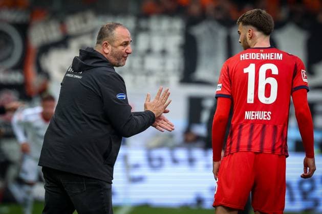 Head coach Frank Schmidt 1FC Heidenheim 1846 , left, with instructions to Julian Niehues 16 1FC Heidenheim 1846 , 1 FC Heidenheim 1846 vs Eintracht Frankfurt, Football, Men, DFL, Bundesliga, Season 2025 2026, Voith Arena, Matchday 9, 01 11 2025 Heidenheim Baden Wuerttemberg Germany Copyright: xkolbert-press MartinxAgüerax