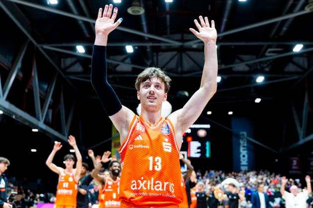 01 11 2025, xomx, Basketball easyCredit BBL Bundesliga, NINERS Chemnitz Braunschweig Löwen v l The game is over The Niners from Chemnitz win clearly with 93 75 against the Lower Saxons Luca Kellig Niners Chemnitz Chemnitz