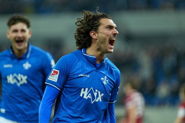 Soccer 2 Bundesliga, Matchday 11, SV Darmstadt 98 Arminia Bielefeld on 01 11 2025 in Darmstadt Merck Stadion am Böllenfalltor , Germany, Season 2025 2026 DFL REGULATIONS PROHIBIT ANY USE OF PHOTOGRAPHS AS IMAGE SEQUENCES AND OR QUASI VIDEO Fraser Hornby 9, SVD cheers after his goal for 1 0 Darmstadt Merck Stadion am Böllenfalltor Germany Copyright: xChristophxKinzingerx