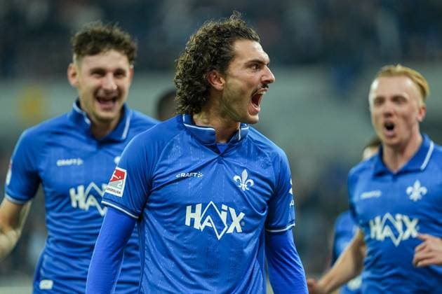 Soccer 2 Bundesliga, Matchday 11, SV Darmstadt 98 Arminia Bielefeld on 01 11 2025 in Darmstadt Merck Stadion am Böllenfalltor , Germany, Season 2025 2026 DFL REGULATIONS PROHIBIT ANY USE OF PHOTOGRAPHS AS IMAGE SEQUENCES AND OR QUASI VIDEO Fraser Hornby 9, SVD cheers after his goal for 1 0 Darmstadt Merck Stadion am Böllenfalltor Germany Copyright: xChristophxKinzingerx