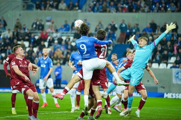 Soccer 2 Bundesliga, Matchday 11, SV Darmstadt 98 Arminia Bielefeld on 01 11 2025 in Darmstadt Merck Stadion am Böllenfalltor , Germany, Season 2025 2026 DFL REGULATIONS PROHIBIT ANY USE OF PHOTOGRAPHS AS IMAGE SEQUENCES AND OR QUASI VIDEO Penalty area scene in the Fraser Hornby 9, SVD coming to the header Darmstadt Merck Stadion am Böllenfalltor Germany Copyright: xChristophxKinzingerx