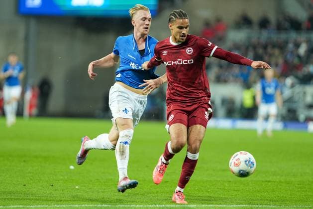 Soccer 2 Bundesliga, Matchday 11, SV Darmstadt 98 Arminia Bielefeld on 01 11 2025 in Darmstadt Merck Stadion am Böllenfalltor , Germany, Season 2025 2026 DFL REGULATIONS PROHIBIT ANY USE OF PHOTOGRAPHS AS IMAGE SEQUENCES AND OR QUASI VIDEO Joel Rasmus Felix 3, DSC in duel with Isac Lidberg 7, SVD Darmstadt Merck Stadion am Böllenfalltor Germany Copyright: xChristophxKinzingerx
