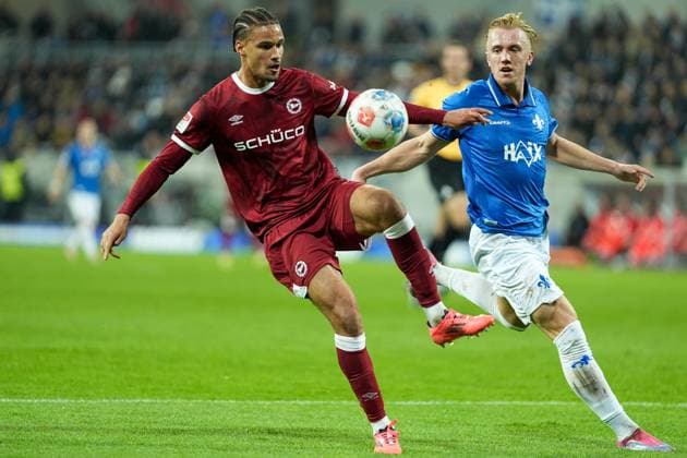 Soccer 2 Bundesliga, Matchday 11, SV Darmstadt 98 Arminia Bielefeld on 01 11 2025 in Darmstadt Merck Stadion am Böllenfalltor , Germany, Season 2025 2026 DFL REGULATIONS PROHIBIT ANY USE OF PHOTOGRAPHS AS IMAGE SEQUENCES AND OR QUASI VIDEO Joel Rasmus Felix 3, DSC in duel with Isac Lidberg 7, SVD Darmstadt Merck Stadion am Böllenfalltor Germany Copyright: xChristophxKinzingerx