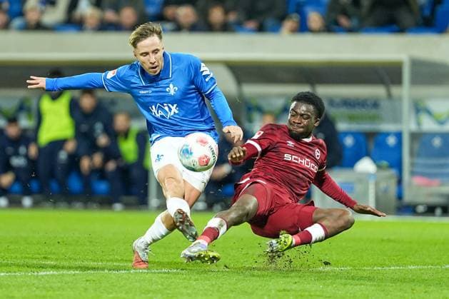 Soccer 2 Bundesliga, Matchday 11, SV Darmstadt 98 Arminia Bielefeld on 01 11 2025 in Darmstadt Merck Stadion am Böllenfalltor , Germany, Season 2025 2026 DFL REGULATIONS PROHIBIT ANY USE OF PHOTOGRAPHS AS IMAGE SEQUENCES AND OR QUASI VIDEO Shot of Luca Marseiler 8, SVD is blocked by Benjamin Bediako Boakye 27, DSC Darmstadt Merck Stadion am Böllenfalltor Germany Copyright: xChristophxKinzingerx