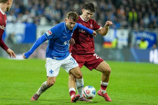 Soccer 2 Bundesliga, Matchday 11, SV Darmstadt 98 Arminia Bielefeld on 01 11 2025 in Darmstadt Merck Stadion am Böllenfalltor , Germany, Season 2025 2026 DFL REGULATIONS PROHIBIT ANY USE OF PHOTOGRAPHS AS IMAGE SEQUENCES AND OR QUASI VIDEO Killian Julian Corredor 34, SVD in duel with Florian Micheler 20, DSC Darmstadt Merck Stadion am Böllenfalltor Germany Copyright: xChristophxKinzingerx