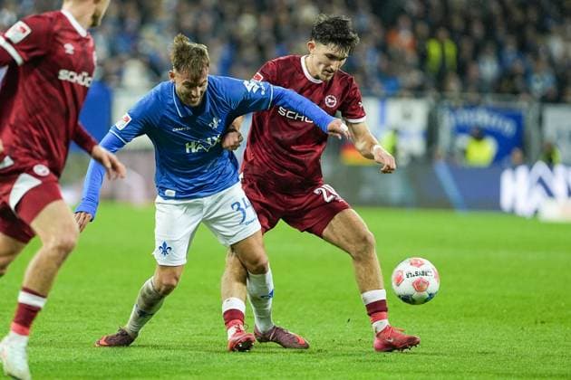 Soccer 2 Bundesliga, Matchday 11, SV Darmstadt 98 Arminia Bielefeld on 01 11 2025 in Darmstadt Merck Stadion am Böllenfalltor , Germany, Season 2025 2026 DFL REGULATIONS PROHIBIT ANY USE OF PHOTOGRAPHS AS IMAGE SEQUENCES AND OR QUASI VIDEO Killian Julian Corredor 34, SVD in duel with Florian Micheler 20, DSC Darmstadt Merck Stadion am Böllenfalltor Germany Copyright: xChristophxKinzingerx