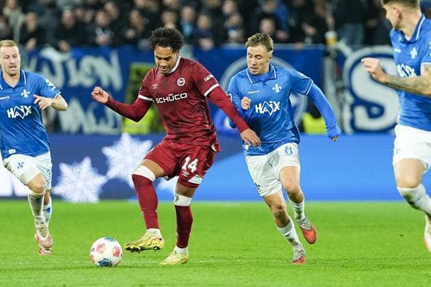 Soccer 2 Bundesliga, Matchday 11, SV Darmstadt 98 Arminia Bielefeld on 01 11 2025 in Darmstadt Merck Stadion am Böllenfalltor , Germany, Season 2025 2026 DFL REGULATIONS PROHIBIT ANY USE OF PHOTOGRAPHS AS IMAGE SEQUENCES AND OR QUASI VIDEO Monju Thaddaus Momuluh 14, DSC in duel with Luca Marseiler 8, SVD Darmstadt Merck Stadion am Böllenfalltor Germany Copyright: xChristophxKinzingerx