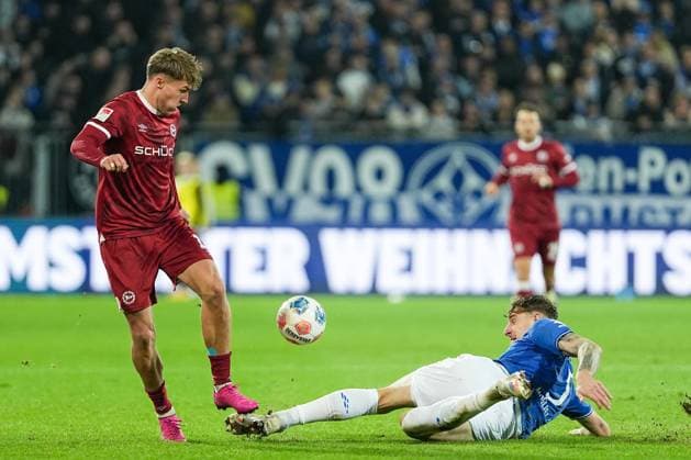 Soccer 2 Bundesliga, Matchday 11, SV Darmstadt 98 Arminia Bielefeld on 01 11 2025 in Darmstadt Merck Stadion am Böllenfalltor , Germany, Season 2025 2026 DFL REGULATIONS PROHIBIT ANY USE OF PHOTOGRAPHS AS IMAGE SEQUENCES AND OR QUASI VIDEO Joel Growsowski 11, DSC in duel with Matej Maglica 5, SVD Darmstadt Merck Stadion am Böllenfalltor Germany Copyright: xChristophxKinzingerx