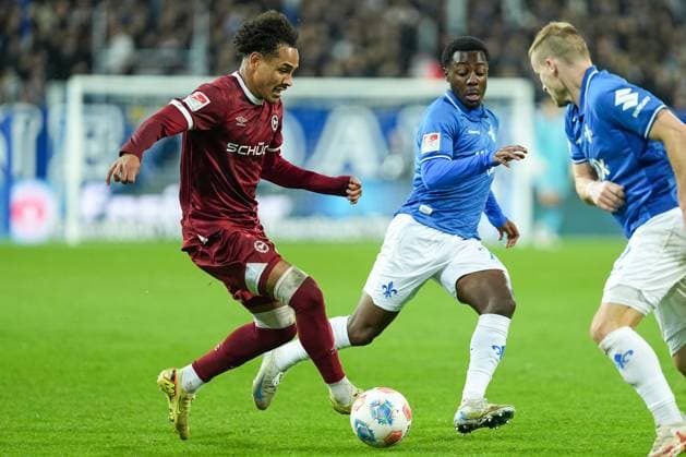 Soccer 2 Bundesliga, Matchday 11, SV Darmstadt 98 Arminia Bielefeld on 01 11 2025 in Darmstadt Merck Stadion am Böllenfalltor , Germany, Season 2025 2026 DFL REGULATIONS PROHIBIT ANY USE OF PHOTOGRAPHS AS IMAGE SEQUENCES AND OR QUASI VIDEO Monju Thaddaus Momuluh 14, DSC in a duel with Matondo Merveille Papela 21, SVD , Fabian Holland 32, SVD comes to the rescue Darmstadt Merck Stadion am Böllenfalltor Germany Copyright: xChristophxKinzingerx