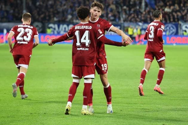 01 11 2025, xrekx, Fussball 2 Bundesliga, SV Darmstadt 98 Arminia Bielefeld v l Torjubel nach dem Tor zum celebrating the goal celebrate 2 2 durch Maximilian Großer Arminia Bielefeld mit Monju Momuluh Arminia Bielefeld DFL DFB REGULATIONS PROHIBIT ANY USE OF PHOTOGRAPHS as IMAGE SEQUENCES and or QUASI VIDEO Darmstadt