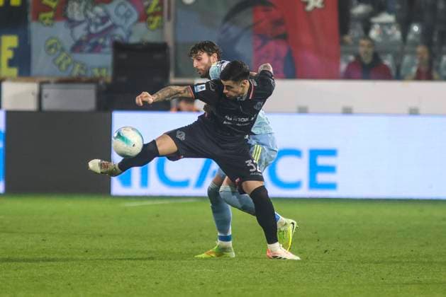 November 1, 2025, Cremona: Martin Payero of US Cremonese battle for the ball with Manuel Locatelli of Juventus FC during the italian soccer Serie A match between US Cremonesee vs Juventus FC on November 01, 2025 at the Renato Zini stadium in Cremona, Italy. ANSA . Soccer: Serie A; Cremonese Vs Juventus  - ZUMAa110 20251101_zaf_a110_039 Copyright: xDavidexCasentinix