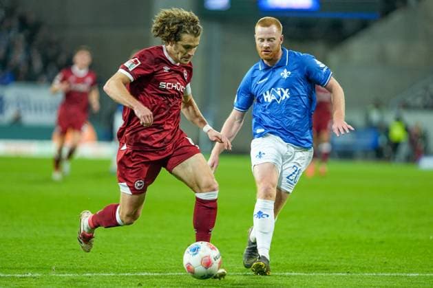 Soccer 2 Bundesliga, Matchday 11, SV Darmstadt 98 Arminia Bielefeld on 01 11 2025 in Darmstadt Merck Stadion am Böllenfalltor , Germany, Season 2025 2026 DFL REGULATIONS PROHIBIT ANY USE OF PHOTOGRAPHS AS IMAGE SEQUENCES AND OR QUASI VIDEO Mael Vincent Lawrence Corboz 6, DSC in duel with Paul Will 28, SVD Darmstadt Merck Stadion am Böllenfalltor Germany Copyright: xChristophxKinzingerx