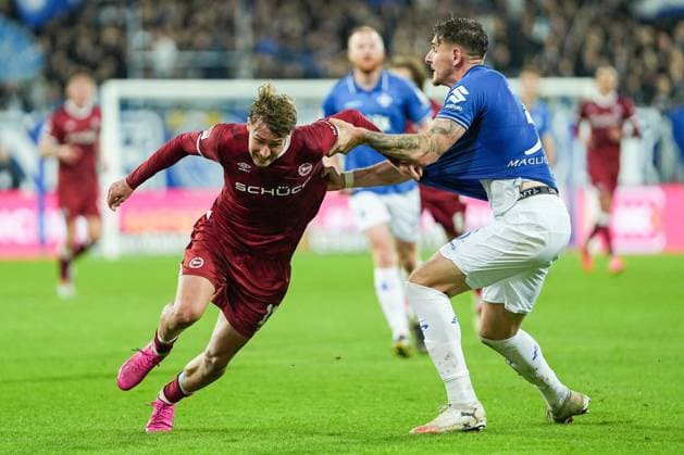 Soccer 2 Bundesliga, Matchday 11, SV Darmstadt 98 Arminia Bielefeld on 01 11 2025 in Darmstadt Merck Stadion am Böllenfalltor , Germany, Season 2025 2026 DFL REGULATIONS PROHIBIT ANY USE OF PHOTOGRAPHS AS IMAGE SEQUENCES AND OR QUASI VIDEO Joel Growsowski 11, DSC in duel with Matej Maglica 5, SVD Darmstadt Merck Stadion am Böllenfalltor Germany Copyright: xChristophxKinzingerx
