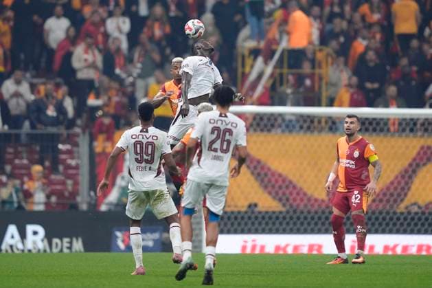 Galatasaray v Trabzonspor Turkish Super League Paul Ebere Onuachu of Trabzonspor heads the ball under pressure during the Turkish Super League match between Galatasaray and Trabzonspor at the Rems Park Stadium on November 1, 2025 in Istanbul, Turkey. (Photo by Gokhan Taner Middle East Images) Istanbul Istanbul Türkiye Copyright: xGokhanxTanerx