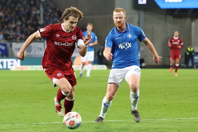 01 11 2025, xrekx, Soccer 2 Bundesliga, SV Darmstadt 98 Arminia Bielefeld v l Mael Corboz Arminia Bielefeld Paul Will SV Darmstadt 98 Zweikampf, Aktion, action, battle for the ball DFL DFB REGULATIONS PROHIBIT ANY USE OF PHOTOGRAPHS as IMAGE SEQUENCES and or QUASI VIDEO Darmstadt