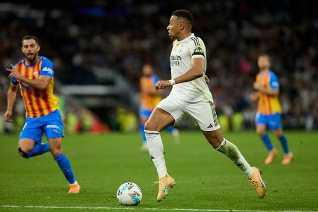 Kylian Mbappe of Real Madrid CF Real Madrid v Valencia, La Liga, Football, Estadio Santiago Bernabeu, Madrid, Spain - 01 Nov 2025Madrid Estadio Santiago Bernabu Spain EDITORIAL USE ONLY No use with unauthorised audio, video, data, fixture lists, club league logos or live services. Online in-match use limited to 120 images, no video emulation. No use in betting, games or single club league player publications. Copyright: xRubenxAlbarran Shutterstockx 15649992ca