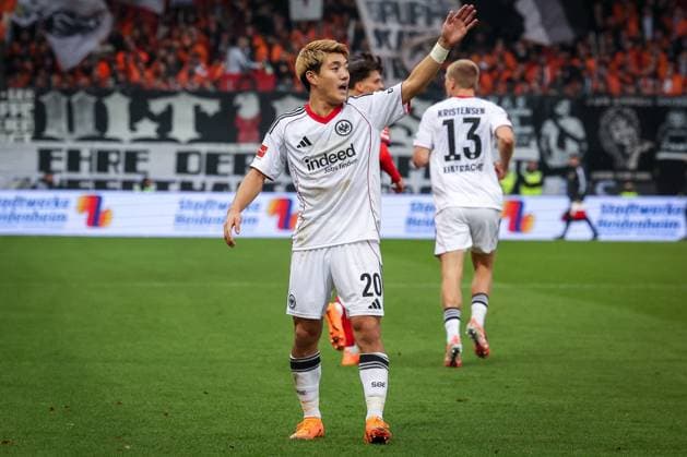 Ritsu Doan 20 Eintracht Frankfurt gestures with a teammate, 1 FC Heidenheim 1846 vs Eintracht Frankfurt, Football, Men, DFL, Bundesliga, Season 2025 2026, Voith Arena, Matchday 9, 01 11 2025 Heidenheim Baden Wuerttemberg Germany Copyright: xkolbert-press MartinxAgüerax