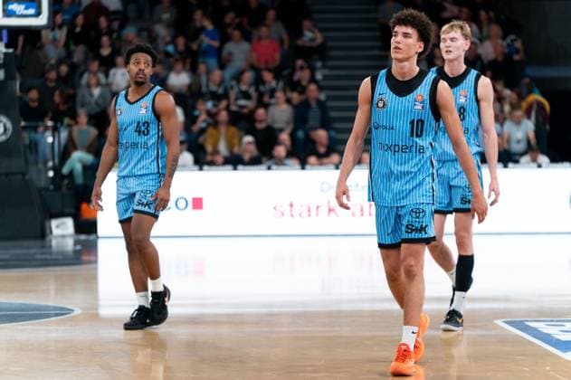 Eric Reed Jr Veolia Towers Hamburg, 43 , Nelson Martin Veolia Towers Hamburg, 10 , Jared Grey Veolia Towers Hamburg, 08 , disappointed, frustrated, GER, Veolia Towers Hamburg vs BMA365 Bamberg Baskets, Basketball, Bundesliga, Matchday 6, Season 2025 2026, 01 11 2025 GER, Veolia Towers Hamburg vs BMA365 Bamberg Baskets, Basketball, Bundesliga, Matchday 6, Season 2025 2026, 01 11 2025 Hamburg Copyright: xEibner-Pressefoto MaxxVincenx EP_MVN