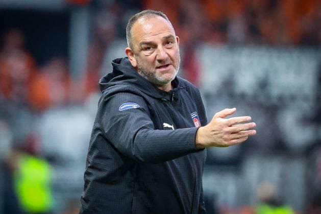 Head coach Frank Schmidt 1FC Heidenheim 1846 gesticulates, gives energetic instructions, 1 FC Heidenheim 1846 vs Eintracht Frankfurt, Football, Men, DFL, Bundesliga, Season 2025 2026, Voith Arena, Matchday 9, 01 11 2025 Heidenheim Baden Wuerttemberg Germany Copyright: xkolbert-press MartinxAgüerax