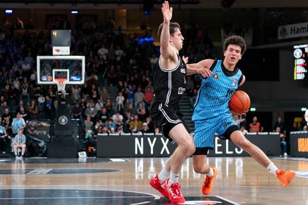 Nelson Martin Veolia Towers Hamburg, 10 dribbling against Adrian Petkovic BMA365 Bamberg Baskets, 15 , GER, Veolia Towers Hamburg vs BMA365 Bamberg Baskets, Basketball, Bundesliga, Matchday 6, Season 2025 2026, 01 11 2025 GER, Veolia Towers Hamburg vs BMA365 Bamberg Baskets, Basketball, Bundesliga, Matchday 6, Season 2025 2026, 01 11 2025 Hamburg Copyright: xEibner-Pressefoto MaxxVincenx EP_MVN