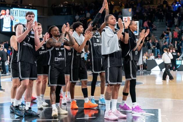 Bamberg cheers after victory end of game, Finn Doentgens BMA365 Bamberg Baskets, 07 , Patrick Heckmann BMA365 Bamberg Baskets, 33 , Cobe Williams BMA365 Bamberg Baskets, 24 , Ibrahim Watson Boye BMA365 Bamberg Baskets, 02 , Ejiofor Onu BMA365 Bamberg Baskets, 35 , Demarcus Demonia BMA365 Bamberg Baskets, 08 , Austin Crowley BMA365 Bamberg Baskets, 85 , GER, Veolia Towers Hamburg vs BMA365 Bamberg Baskets, Basketball, Bundesliga, Matchday 6, Season 2025 2026, 01 11 2025 GER, Veolia Towers Hamburg vs BMA365 Bamberg Baskets, Basketball, Bundesliga, Matchday 6, Season 2025 2026, 01 11 2025 Hamburg Copyright: xEibner-Pressefoto MaxxVincenx EP_MVN