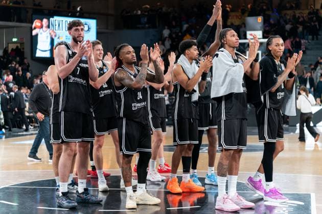 Bamberg cheers after victory end of game, Finn Doentgens BMA365 Bamberg Baskets, 07 , Patrick Heckmann BMA365 Bamberg Baskets, 33 , Cobe Williams BMA365 Bamberg Baskets, 24 , Ibrahim Watson Boye BMA365 Bamberg Baskets, 02 , Ejiofor Onu BMA365 Bamberg Baskets, 35 , Demarcus Demonia BMA365 Bamberg Baskets, 08 , Austin Crowley BMA365 Bamberg Baskets, 85 , GER, Veolia Towers Hamburg vs BMA365 Bamberg Baskets, Basketball, Bundesliga, Matchday 6, Season 2025 2026, 01 11 2025 GER, Veolia Towers Hamburg vs BMA365 Bamberg Baskets, Basketball, Bundesliga, Matchday 6, Season 2025 2026, 01 11 2025 Hamburg Copyright: xEibner-Pressefoto MaxxVincenx EP_MVN