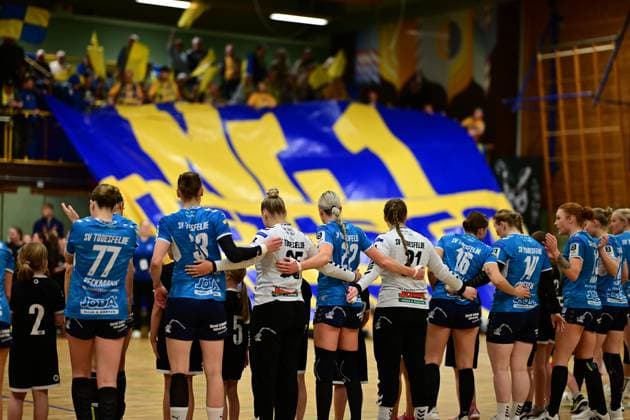 Handball I Women I Season 2025 2026 I 3 Liga Nord I 7 Matchday I SV Henstedt Ulzburg SV Todesfelde I 01 11 2025 Symbol, symbol photo, symbol image, symbol, image symbol, representation, signum, example image, sample image, reference image, sample photo, stock photo, archive photo, demonstration photo, comparison image The SV Todesfelde women in the foreground, behind them the fans Henstedt Ulzburg Alstergymnasium Henstedt Ulzburg Schleswig Holstein Germany Copyright: xLobeca FelixxSchlikisx
