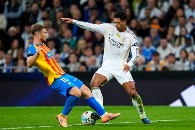 ESP: Real Madrid CF - Valencia CF. La Liga EA Sports. Date 11 Jude Bellingham of Real Madrid CF and Lucas Beltran of Valencia CF during the La Liga EA Sports match between Real Madrid CF and Valencia CF played at Santiago Bernabeu Stadium on November 1, 2025 in Madrid. kpng Copyright: xCesarxCebollax xPRESSINx PS_251101_RMA_VAL_2526_064