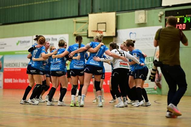 Handball I Women I Season 2025 2026 I 3 Liga Nord I 7 Matchday I SV Henstedt Ulzburg SV Todesfelde I 01 11 2025 Cheers, excitement, enthusiasm, euphoria, joy, happiness, cheerfulness at SV Todesfelde Women Henstedt Ulzburg Alstergymnasium Henstedt Ulzburg Schleswig Holstein Germany Copyright: xLobeca FelixxSchlikisx