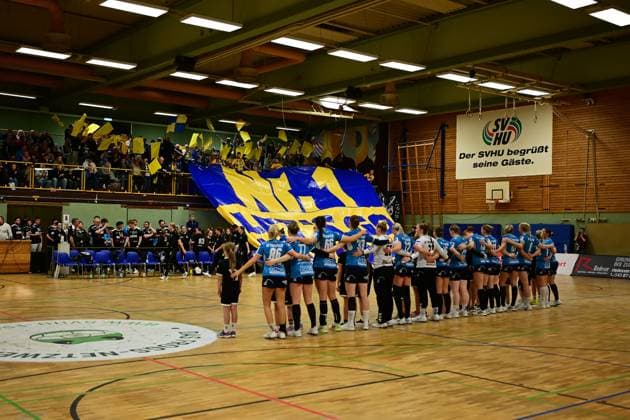 Handball I Women I Season 2025 2026 I 3 Liga Nord I 7 Matchday I SV Henstedt Ulzburg SV Todesfelde I 01 11 2025 Symbol, symbol photo, symbol image, symbol, image symbol, representation, signum, example image, sample image, reference image, sample photo, stock photo, archive photo, demonstration photo, comparison image The SV Todesfelde women in the foreground, behind them the fans Henstedt Ulzburg Alstergymnasium Henstedt Ulzburg Schleswig Holstein Germany Copyright: xLobeca FelixxSchlikisx
