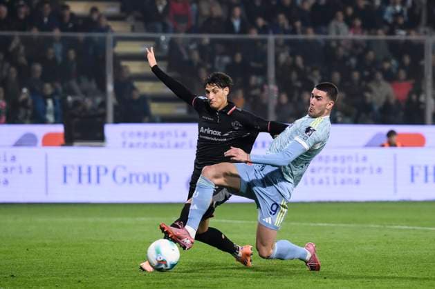 US Cremonese v Juventus FC - Serie A Dusan Vlahovic of Juventus FC competes for the ball with Romano Floriani Mussolini of US Cremonese during the Serie A football match between US Cremonese and Juventus FC. Cremona Italy Copyright: xNicolòxCampox