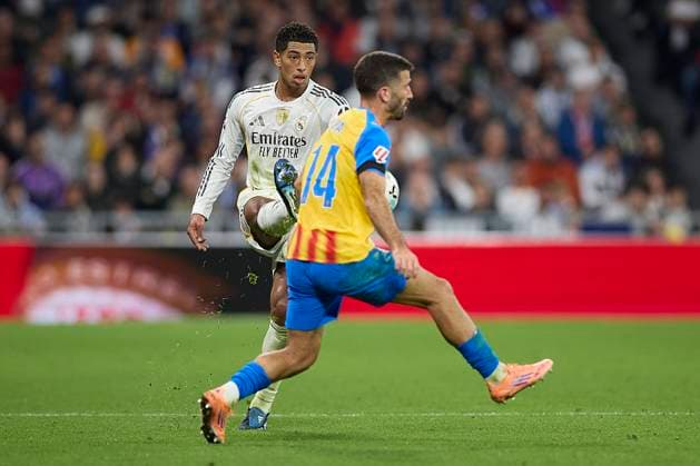 Jude Bellingham (Real Madrid CF) controls the ball during the LaLiga EA Sports match between Real Madrid v Valencia CF at Santiago BernabÃ u on November 1, 2025 in Madrid, Spain. (Photo by Manu Reino DeFodi Images) Jude Bellingham Real Madrid CF controls the ball during the LaLiga EA Sports match between Real Madrid v Valencia CF at Santiago BernabÃ u on November 1, 2025 in Madrid, Spain Photo by Manu Reino DeFodi Images