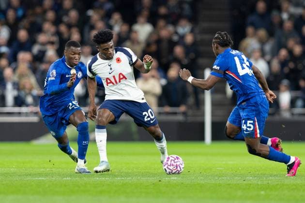 1st November 2025; Tottenham Hotspur Stadium, London, England; Premier League Football, Tottenham Hotspur versus Chelsea; Mois& xe9;s Caicedo of Chelsea and Rom& xe9;o Lavia of Chelsea pressure Mohammed Kudus of Tottenham Hotspur  IanxStephen