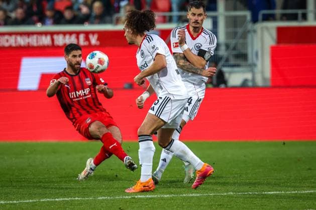 Robin Koch 4 Eintracht Frankfurt blocks a shot from Stefan Schimmer 9 1FC Heidenheim 1846 , with Arthur Theate 3 Eintracht Frankfurt  , 1 FC Heidenheim 1846 vs Eintracht Frankfurt, Football, Men, DFL, Bundesliga, Season 2025 2026, Voith Arena, Matchday 9, 01 11 2025 Heidenheim Baden Wuerttemberg Germany Copyright: xkolbert-press MartinxAgüerax