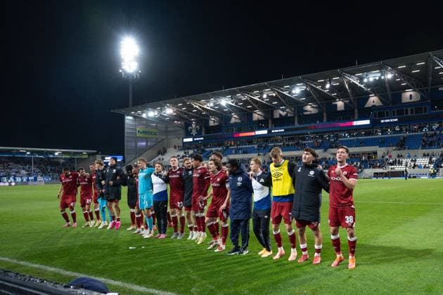 01 11 2025, Soccer, 2 Bundesliga, Matchday 11 Season 2025 2026, SV Darmstadt 98 DSC Arminia Bielefeld, The players of DSC Arminia Bielefeld celebrate the draw with the fans, xRHR PHOTO TKx Copyright: RHR-FOTOx RHR-FOTO TK