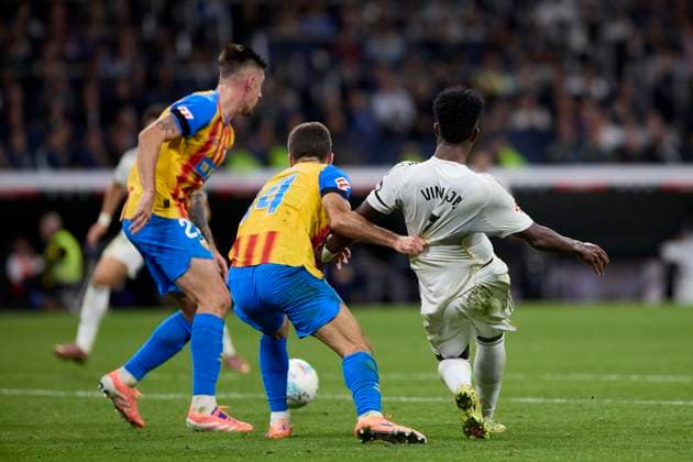 November 1, 2025, Madrid, Madrid, Spain: Vinicius Jr of Real Madrid CF and Jose Gaya of Valencia CF during La Liga football match between Real Madrid CF and Valencia CF at Santiago Bernabeu Stadium in Madrid, Spain, November 1, 2025 Madrid Spain - ZUMAa206 20251101_zsp_a206_089 Copyright: xRubenxAlbarranx