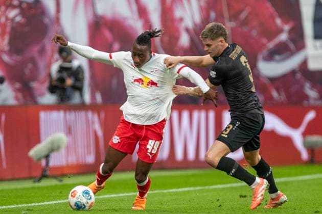 GER, Leipzig, Football, DFL Bundesliga, Matchday 9, RB Leipzig vs VFB Stuttgart pictured from l Yan Diomande RB Leipzig 49 , Ramon Hendriks VFB Stuttgart 03 , duel 01 11 2025, Red Bull Arena Leipzig DFL DFB REGULATIONS PROHIBIT ANY USE OF PHOTOGRAPHS AS IMAGE SEQUENCES AND OR QUASI VIDEO, Copyright: HMBxMedia PaulxFritz