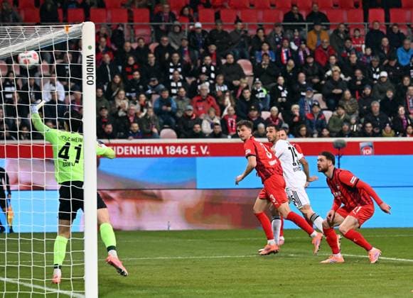 01 11 2025, xjhx, Football 1 Bundesliga, 1 FC Heidenheim Eintracht Frankfurt v l Diant Ramaj 1 FC Heidenheim , Jan Schoeppner 1 FC Heidenheim , Ellyes Skhiri Eintracht Frankfurt DFL DFB REGULATIONS PROHIBIT ANY USE OF PHOTOGRAPHS as IMAGE SEQUENCES and or QUASI VIDEO Heidenheim
