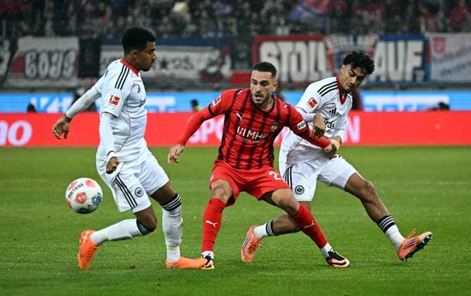 01 11 2025, xjhx, Football 1 Bundesliga, 1 FC Heidenheim Eintracht Frankfurt v l Ansgar Knauff Eintracht Frankfurt , Arijon Ibrahimovic 1 FC Heidenheim , Nathaniel Brown Eintracht Frankfurt DFL DFB REGULATIONS PROHIBIT ANY USE OF PHOTOGRAPHS as IMAGE SEQUENCES and or QUASI VIDEO Heidenheim
