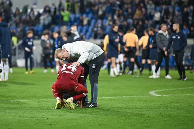 01 11 2025, Soccer, 2 Bundesliga, 11 Matchday Season 2025 2026, SV Darmstadt 98 DSC Arminia Bielefeld, Monju Momuluh DSC Arminia Bielefeld sits on the ground, xRHR PHOTO TKx Copyright: RHR-FOTOx RHR-FOTO TK