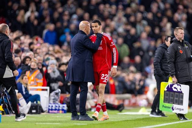 Football - FA Premier League - Liverpool FC v Aston Villa FC LIVERPOOL, ENGLAND - Saturday, November 1, 2025: Liverpool s head coach Arne Slot speaks to Hugo Ekitike as he is substituted off during the FA Premier League match between Liverpool FC and Aston Villa FC at Anfield. (Photo by David Rawcliffe Propaganda) LIVERPOOL Anfield MERSEYSIDE ENGLAND  Copyright: xDavidxRawcliffex P2025-11-01-Liverpool_Aston_Villa-79