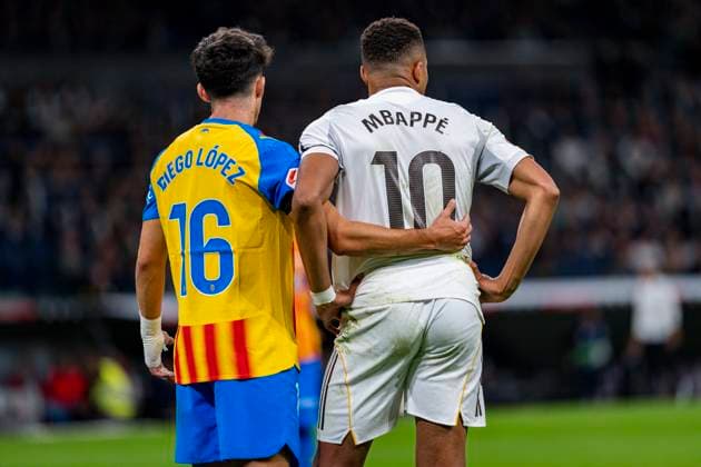 Real Madrid CF v Valencia CF - LaLiga EA Sports Kylian Mbappe of Real Madrid (L) is in action against Diego Lopez of Valencia CF (R) during the LaLiga EA Sports football match between Real Madrid CF and Valencia CF at Estadio Santiago Bernabeu on November 01, 2025 in Madrid, Spain. Madrid Estadio Santiago Bernabeu Madrid Spain Copyright: xAlbertoxGardinx AGardin_20251101_Foot_Liga_ReaMad_Val_0194