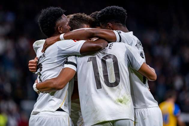 Real Madrid CF v Valencia CF - LaLiga EA Sports Players of Real Madrid (from L to R) Vinicius Junior, Kylian Mbappe, Jude Bellingham, Aurelien Tchouameni celebrates a goal during the LaLiga EA Sports football match between Real Madrid CF and Valencia CF at Estadio Santiago Bernabeu on November 01, 2025 in Madrid, Spain. Madrid Estadio Santiago Bernabeu Madrid Spain Copyright: xAlbertoxGardinx AGardin_20251101_Foot_Liga_ReaMad_Val_0305