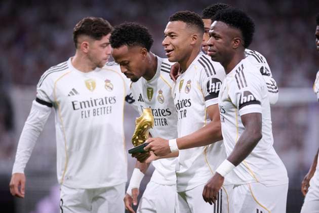 REAL MADRID CF v VALENCIA CF. LA LIGA 2025 2026. ROUND 11. Real Madrid CF™s Kylian Mbappe celebrates the Golden Boot with his teammamtes during La Liga match. November 1, 2025. (ALTERPHOTOS Jorge Ropero) MadridSpain  Copyright: xJorgexRoperox