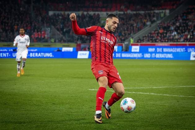 Arijon Ibrahimovic 22 1FC Heidenheim 1846 in action, 1 FC Heidenheim 1846 vs Eintracht Frankfurt, Football, Men, DFL, Bundesliga, Season 2025 2026, Voith Arena, Matchday 9, 01 11 2025 Heidenheim Baden Wuerttemberg Germany Copyright: xkolbert-press MartinxAgüerax