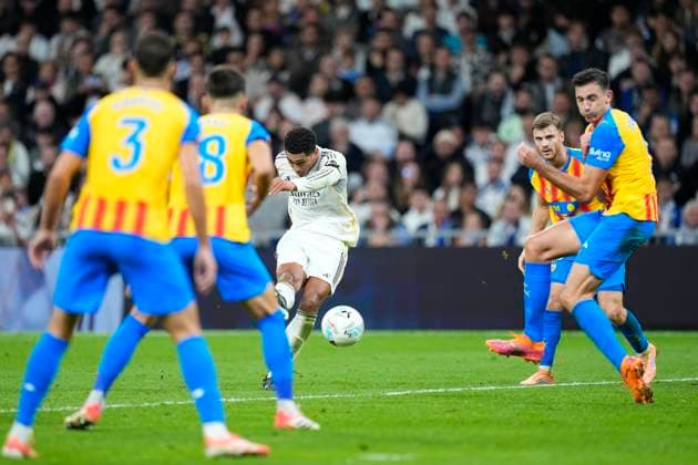 November 1, 2025, Madrid, Madrid, Spain: Jude Bellingham of Real Madrid CF shoots for goal during the Spanish League, LaLiga EA Sports, football match played between Real Madrid C.F. and Valencia CF at Santiago Bernabeu stadium on November 1, 2025, in Madrid, Spain. Madrid Spain - ZUMAa181 20251101_zaa_a181_356 Copyright: xOscarxJ.xBarrosox