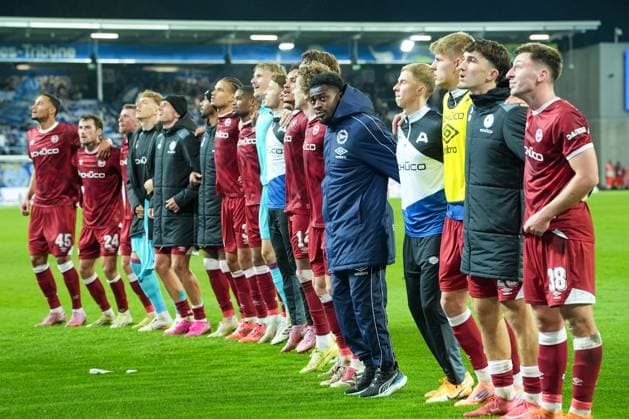 Soccer 2 Bundesliga, Matchday 11, SV Darmstadt 98 Arminia Bielefeld on 01 11 2025 in Darmstadt Merck Stadion am Böllenfalltor , Germany, Season 2025 2026 DFL REGULATIONS PROHIBIT ANY USE OF PHOTOGRAPHS AS IMAGE SEQUENCES AND OR QUASI VIDEO The team is celebrated by the traveling fans after the 2 2 Darmstadt Merck Stadion am Böllenfalltor Germany Copyright: xChristophxKinzingerx